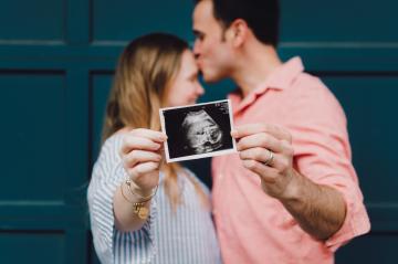 Mees ja naine hoidmas ultraheli fotot