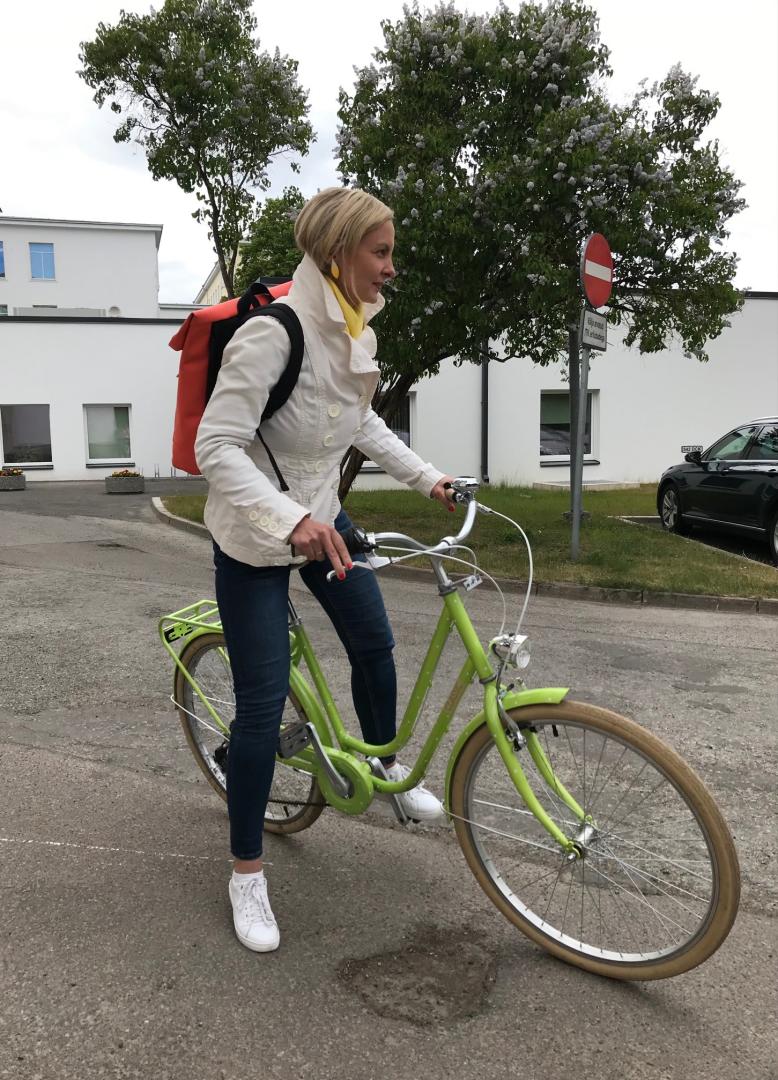 Helen Utsar jalgrattaga