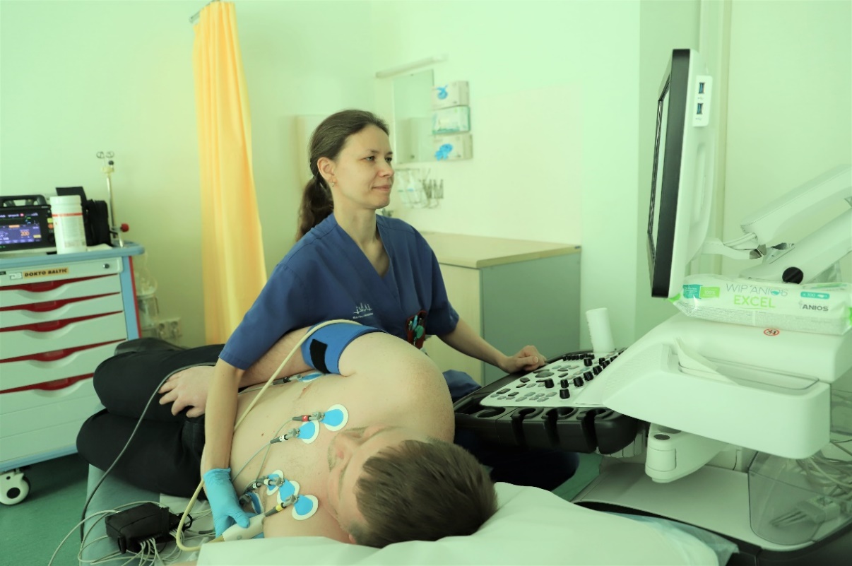 A person performing an ultrasound on a person</p>
<p>Description automatically generated