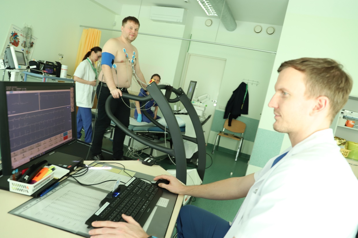 A doctor using a treadmill to check his patient's heart</p>
<p>Description automatically generated