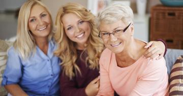 Kolm põlvkonda naisi naeratamas