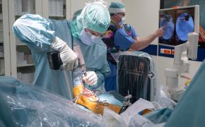Dr Dmitri Kulak hüppeliigese vahetuse operatsioonil