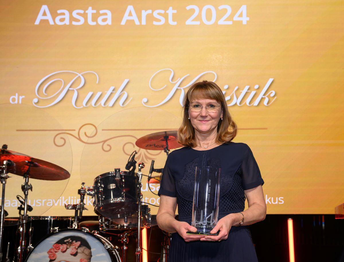 Dr Ruth Kivistik võtmas vastu Aasta Arst 2024 tiitlit